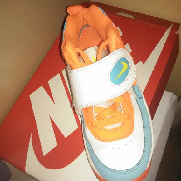 Tennis shoes