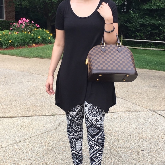 Essential Black Short Sleeve Tunic - Picture 2 of 3