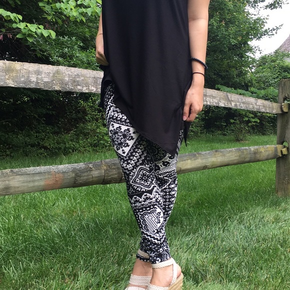 ❗️CLEARANCE❗️Black and White Printed Leggings - Picture 2 of 4