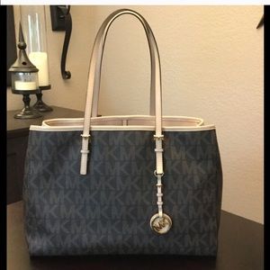 Michael kors large tote with gold accents🎯sale