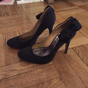 Black satin badgley mischka Pumps with bow