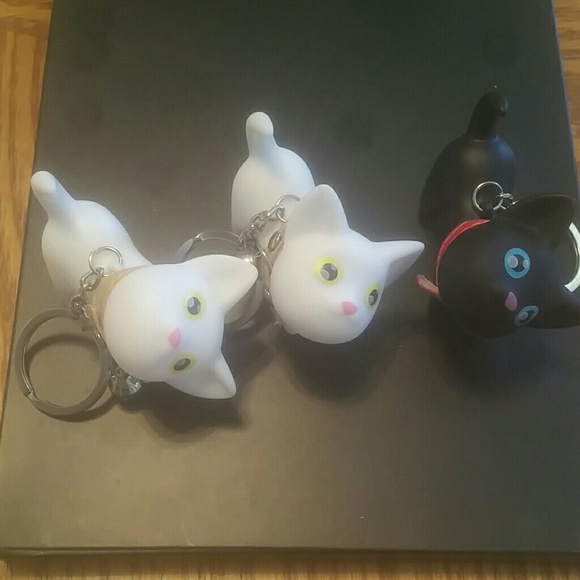 Cute kitten key chain - Picture 2 of 2