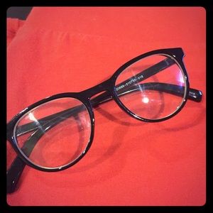 Black faux glasses 👓