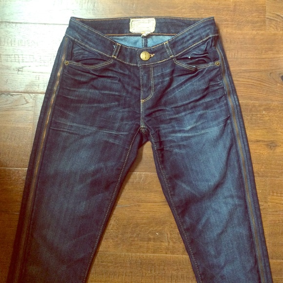 Distressed skinny jeans with zipper.