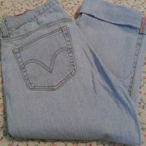 Levi women's gently worn Capri's