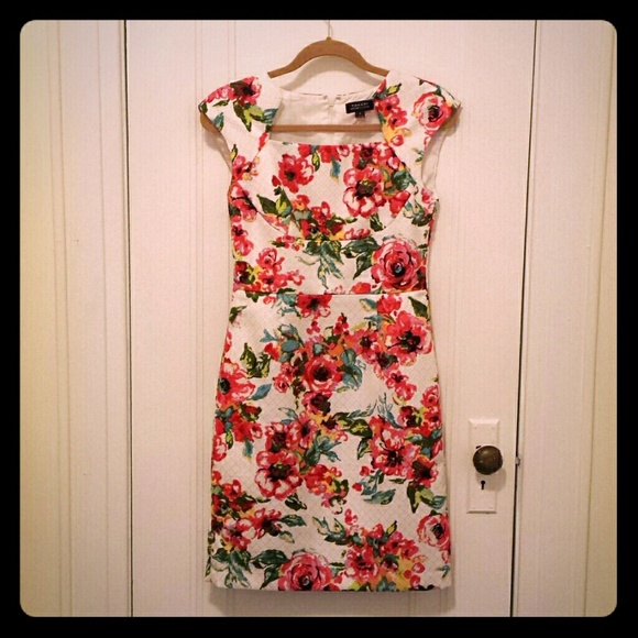 Tahari White Red Floral
