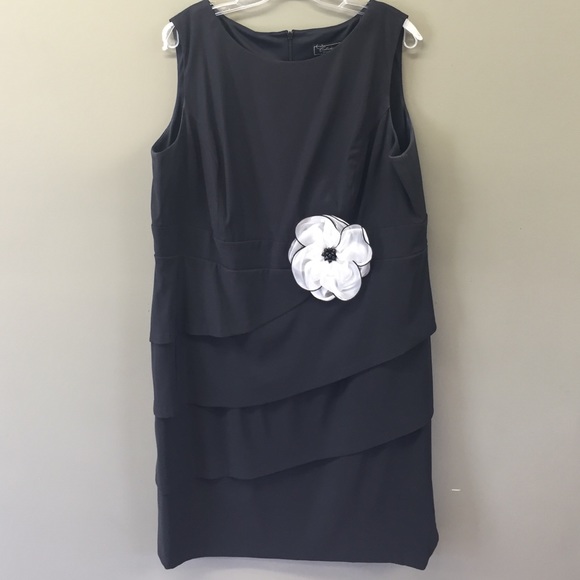 Classic, VERY flattering cocktail dress!