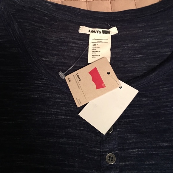 Levi women's blue shirt NWT ! ✨ - Picture 2 of 4