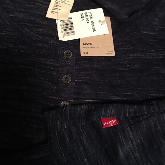 Levi women's blue shirt NWT ! ✨ - Picture 3 of 4