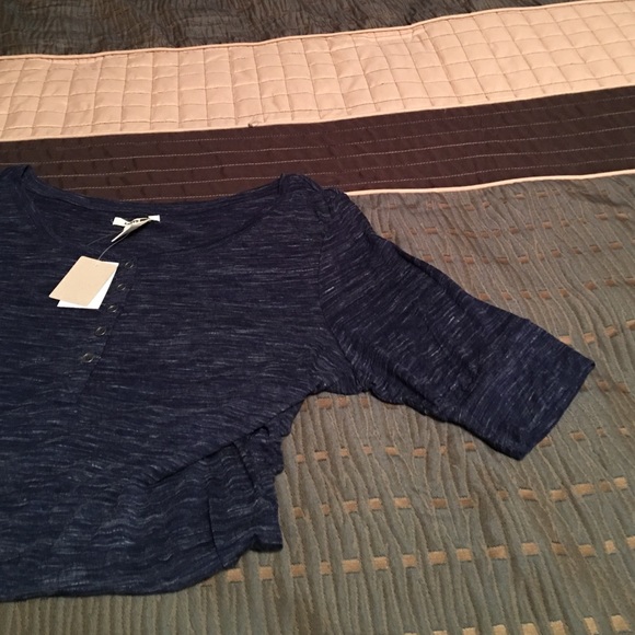 Levi women's blue shirt NWT ! ✨ - Picture 4 of 4