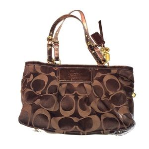 Brown Coach tote perfect for any outting!