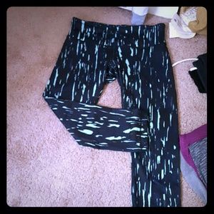 🙃⬇⬇💲 Lululemon wunder under crop pants