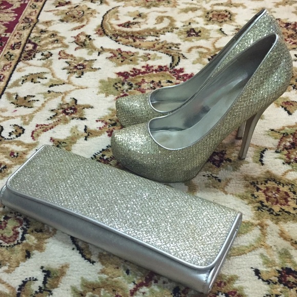 Gold glittery 4" heels from ALDO. Free $10 instep - Picture 2 of 4