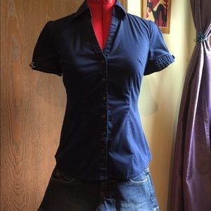 Short-sleeve navy blouse with silver bucket detail