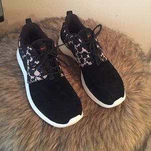 Nike roshe sneakers