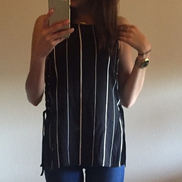 🆑 Black & White Side Tie Top - Picture 3 of 3