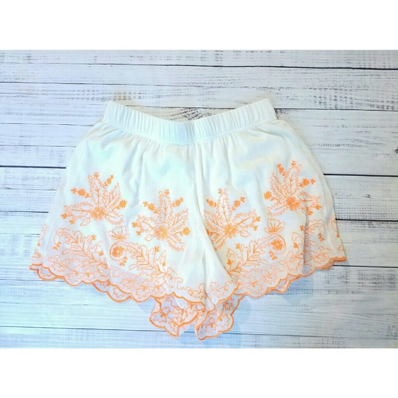 Peach Pants - Lacy cream  shorts