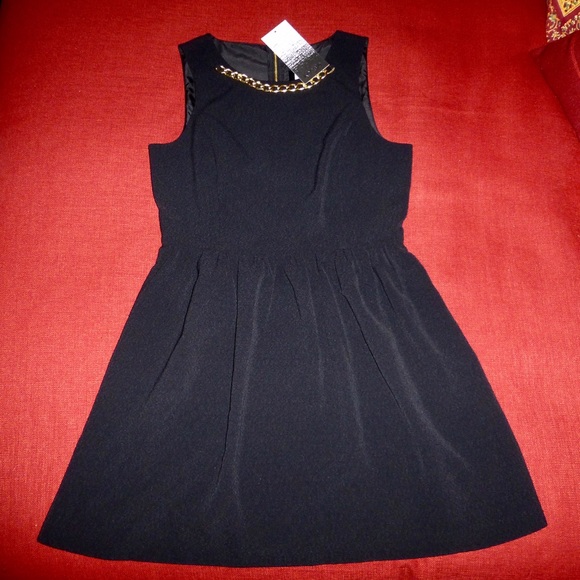 Kenzie Dresses & Skirts - NWT Kenzie Black Dress w/ attached gold chain Med