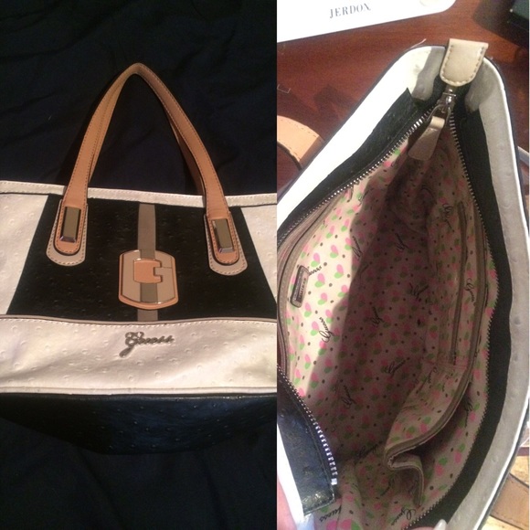 Guess purse - Picture 1 of 1
