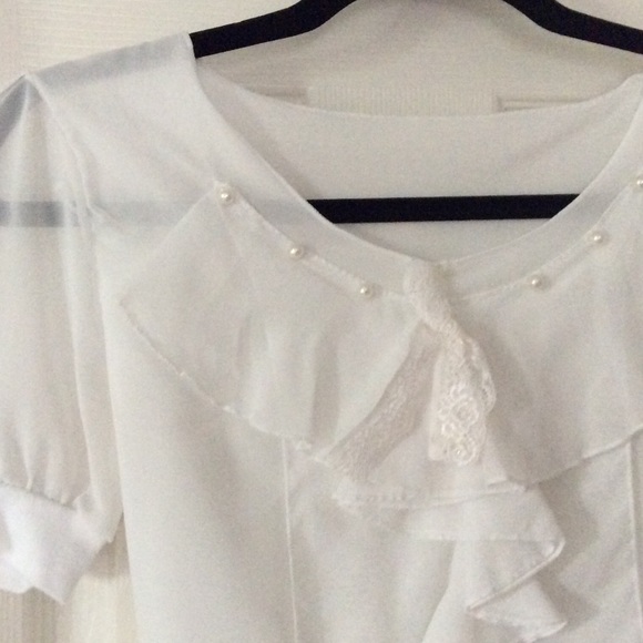 White top - Picture 2 of 4