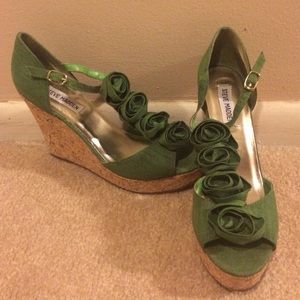 Green Flower Wedges