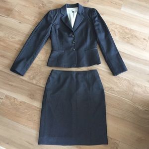 Tahari Full Grey Suit in Size 4
