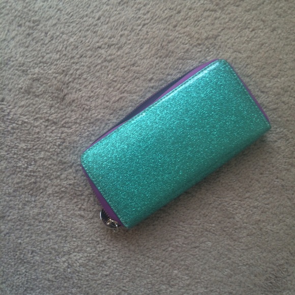 Zip around wallet