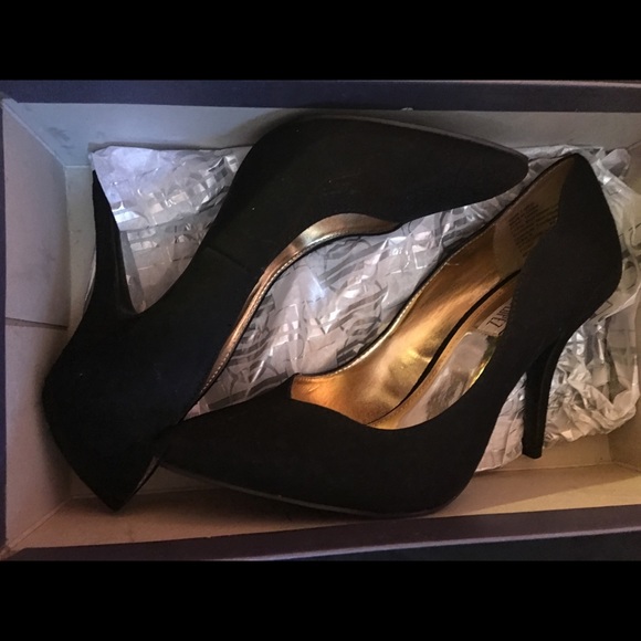 Black size 7 Jennifer Lopez pumps
