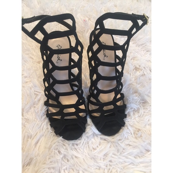 Caged black heels💋