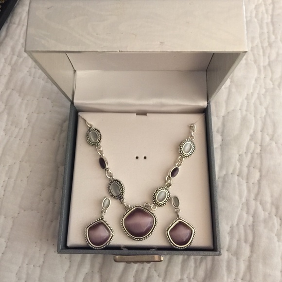 Beautiful Necklace and earring set.