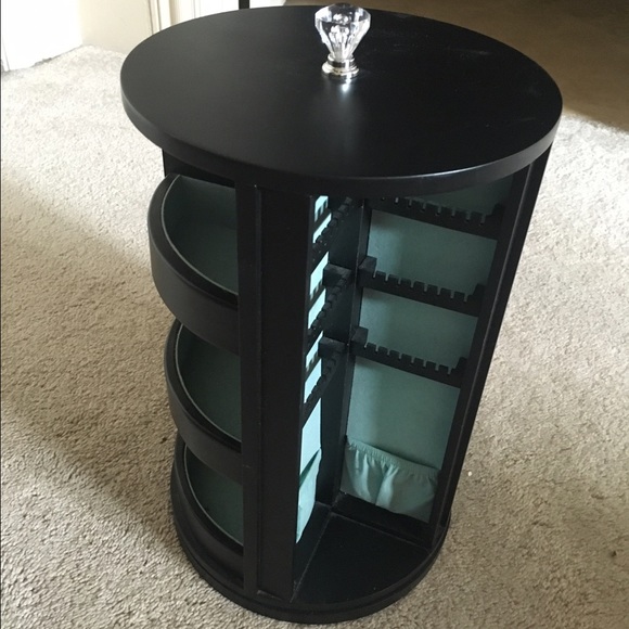 Turntable jewelry rack