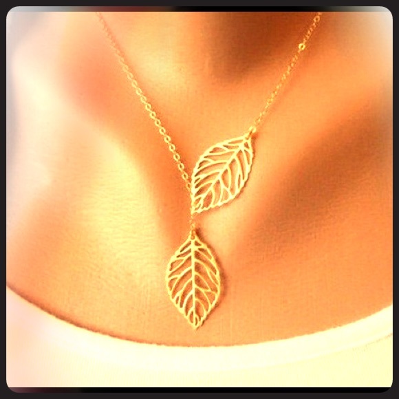 Jewelry - Lariat necklace / gold plated leaves 😍