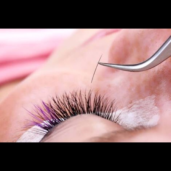 Eyelashes extension - Picture 1 of 3