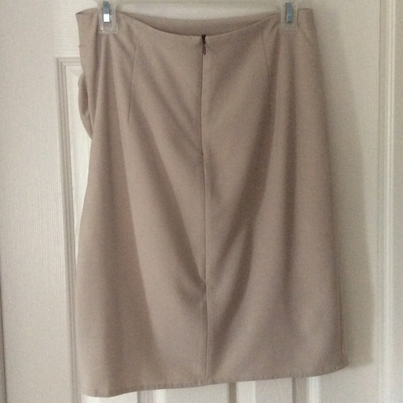 Tan skirt - Picture 3 of 4