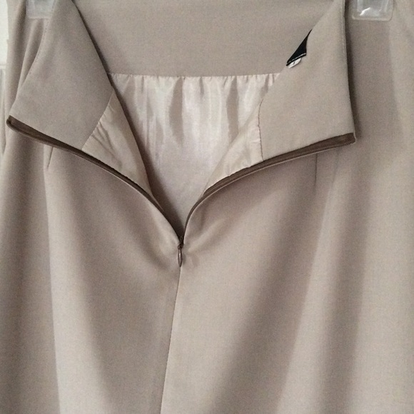 Tan skirt - Picture 4 of 4
