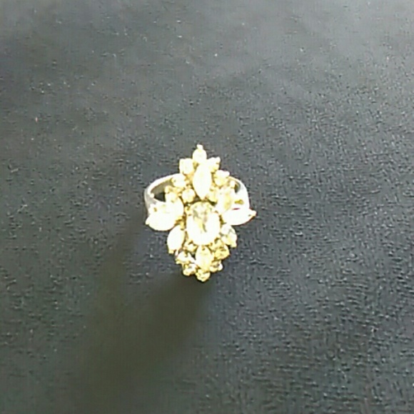 💍Exquisite Silver & Rhinestone Ring - Picture 4 of 4