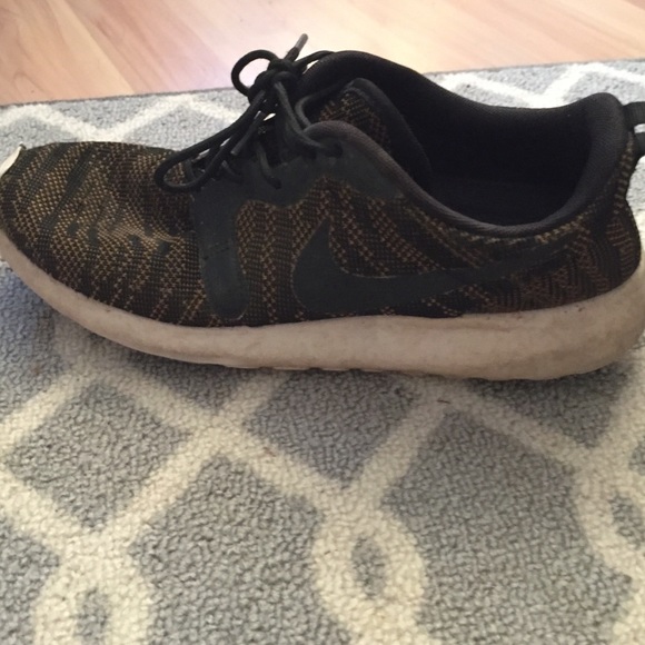 Nike Size 9 Printed Roshe Sneakers