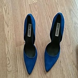 Blue pumps