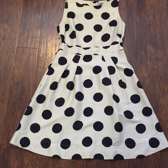 Banana Republic Dresses & Skirts - Banana republic silk dotted size 6p midi dress
