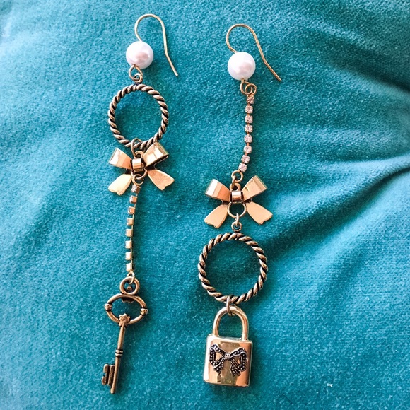 Betsy Johnson long lock and key earrings - Picture 1 of 2