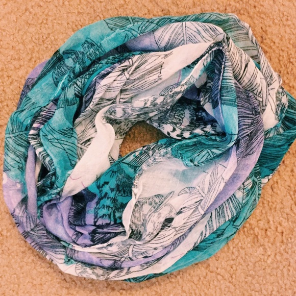 Soft scarf with feathers and purple/blue colors!