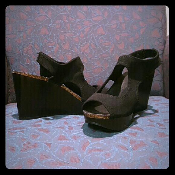 Vera Wang Wedge