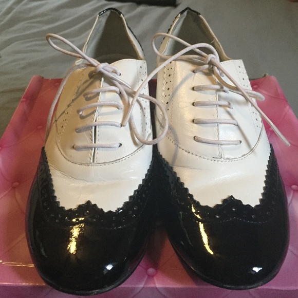 Saddle shoes