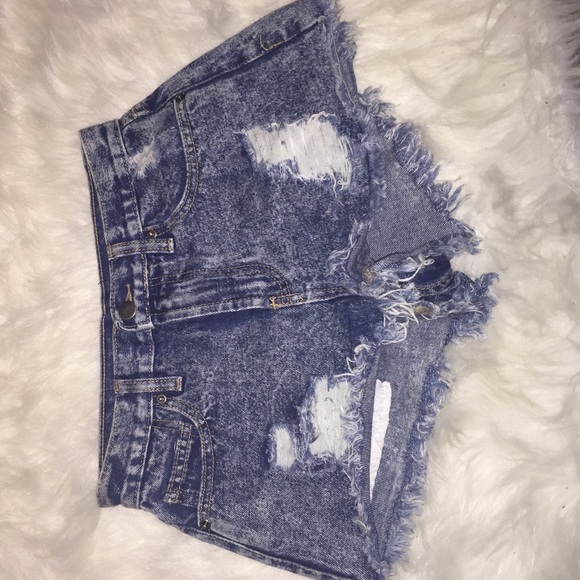 High waist destroyed denim short