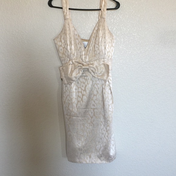 Cute gold and cream dress size 8 but fits a 6