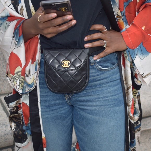 CHANEL Handbags - CHANEL vintage - Quilted Fanny Pack
