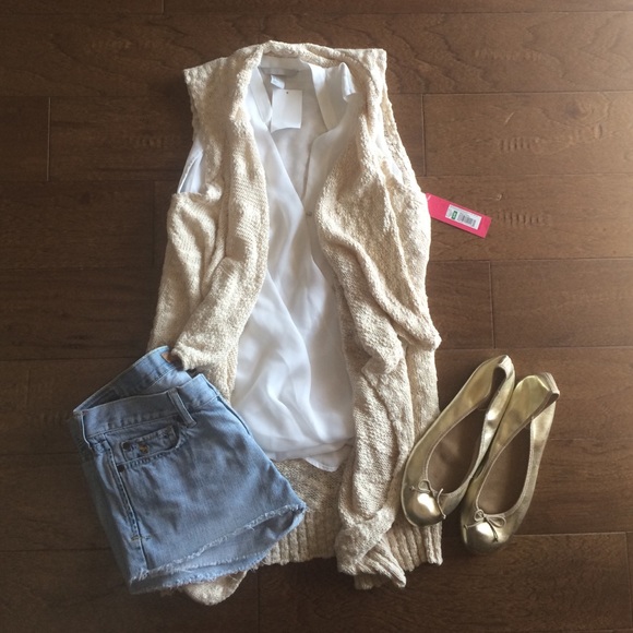 Xhilaration lightweight sleeveless sweater vest