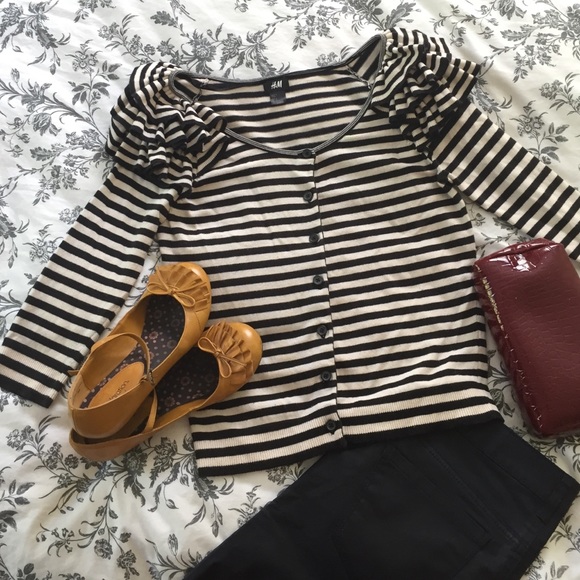 🎉FINAL PRICE❗️Striped cardigan w/ruffled shoulder