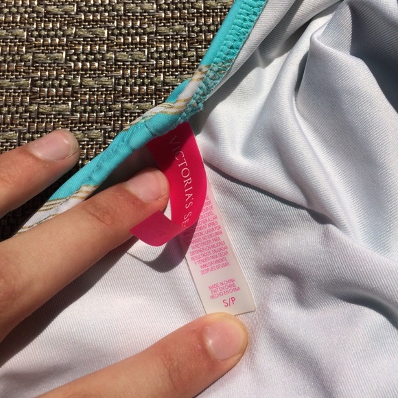 Victoria's Secret ruffled bikini - Picture 4 of 4