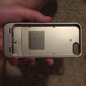 Mophie charging gold iPhone 5/5s case!